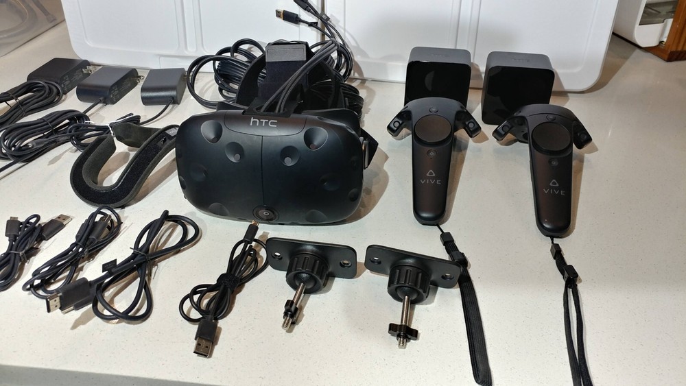 HTC Vive VR Headset Complete Set Full Kit System Virtual Reality ~ A+ Condition