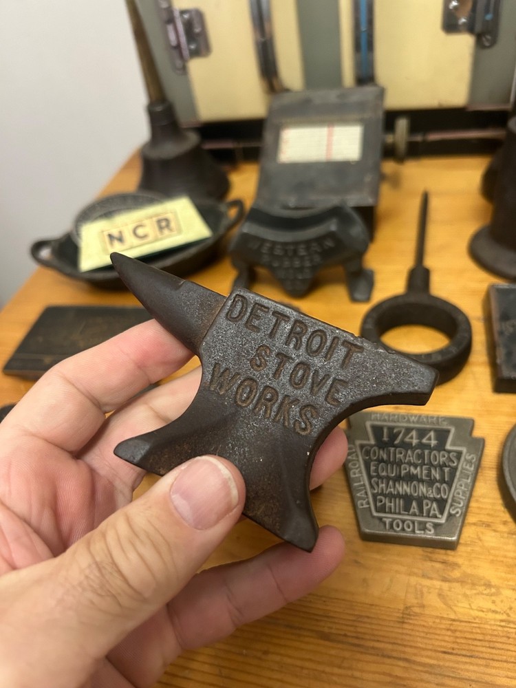 VINTAGE MINI ANVIL