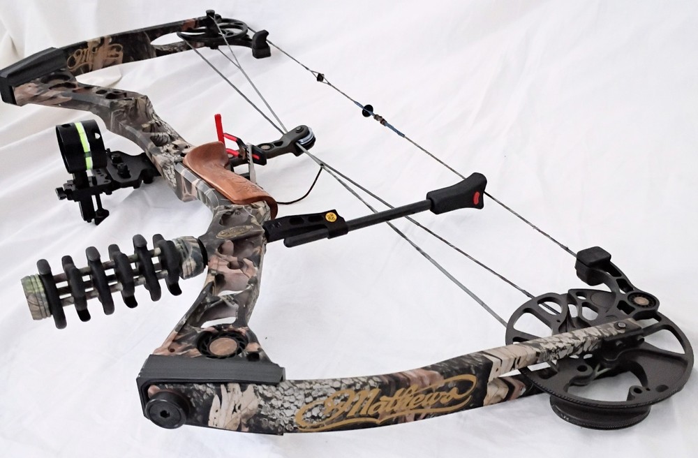 Mathews Switchback XT Compound Bow 27" RH Case Sight Rest Stabilizer Arrows Nice