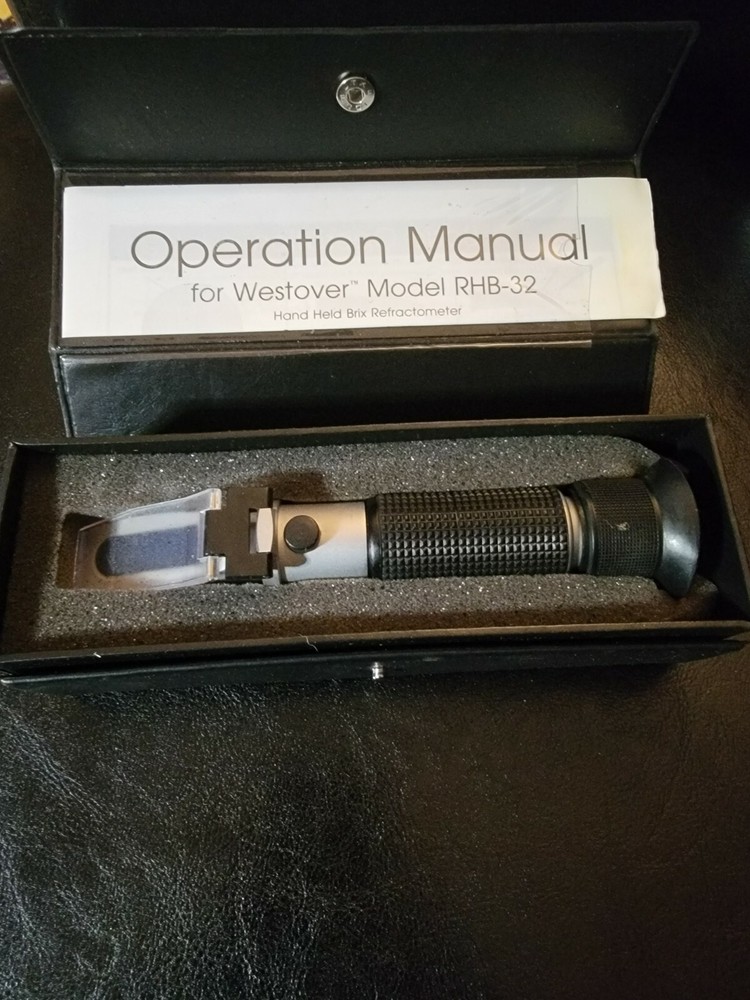 PORTABLE HAND HELD BRIX REFRACTOMETER. 0-32% (BRIX) RANGE, WITH CASE
