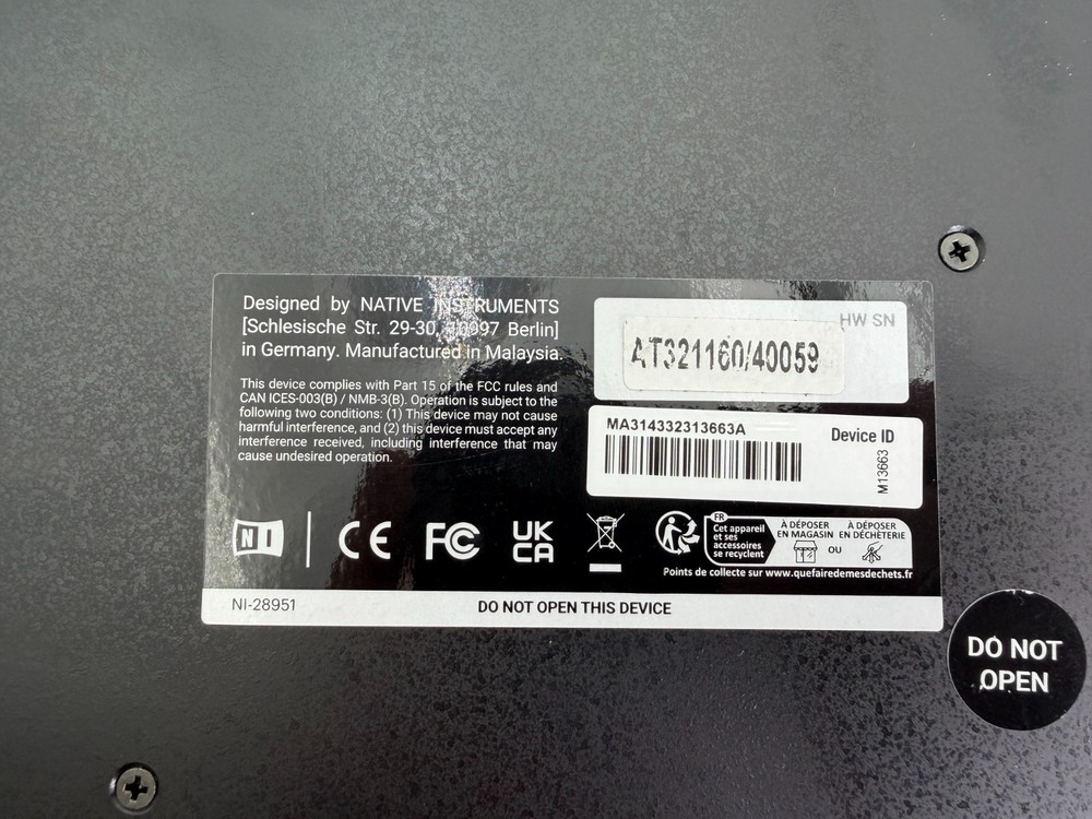 Native Instruments Maschine MK3 Sampler Arranger Mixer & MIDI Controller Black