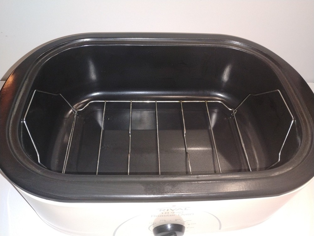 Rival 18 Quart White Roaster Oven With Lid & Rack Very Nice Condition