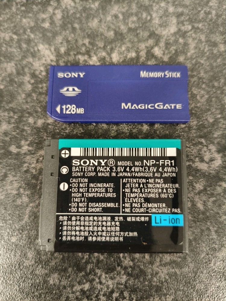 SONY CYBER-SHOT DSC-P200 compact digital camera SILVER 7.2MP UNTESTED