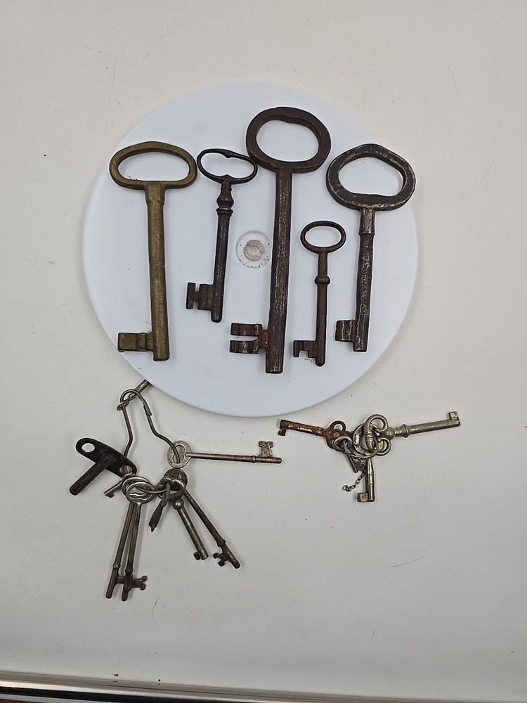 16 Skeleton Keys Various Styles And Sizes