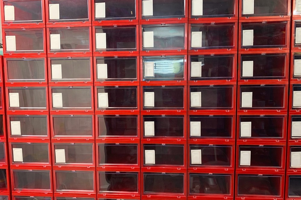 Drop front shoe box red or blue