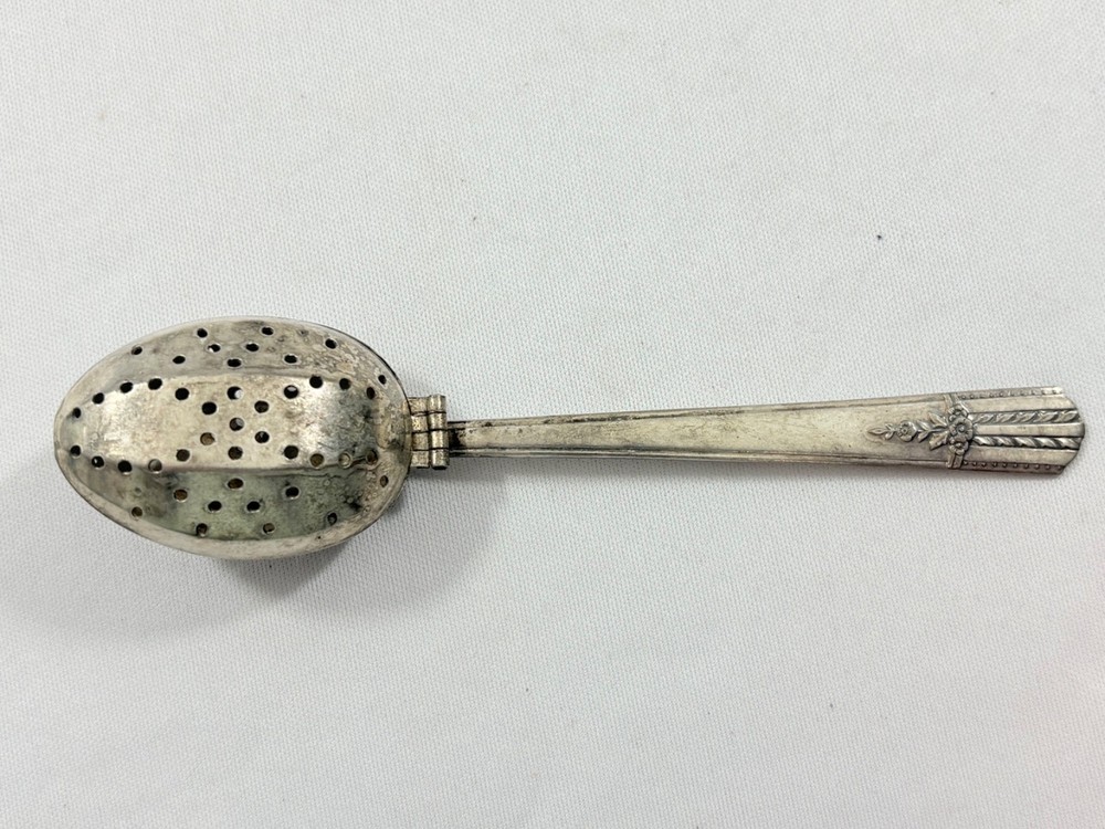 VINTAGE ONEIDA SILVER-PLATED HINGED TEA INFUSER BY WM A ROGERS