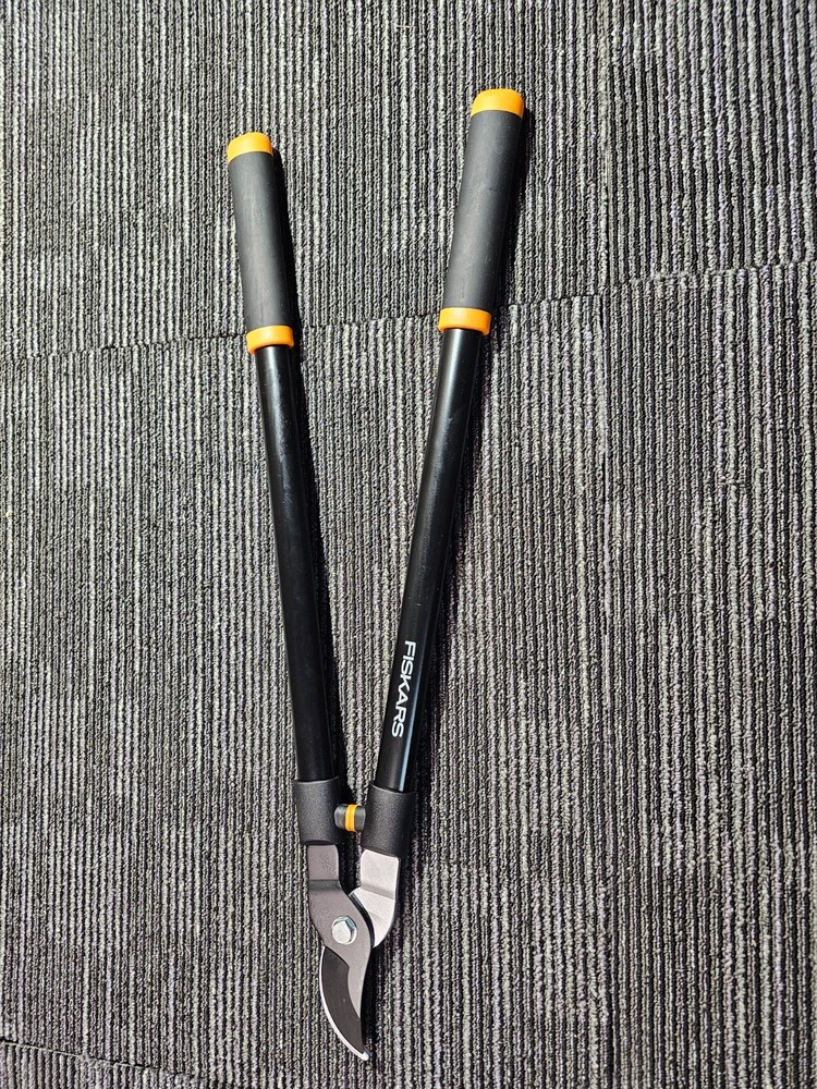 Fiskars 28" Loppers for Tree Trimming, Rust-Resistant Sharp Bypass Steel Blade
