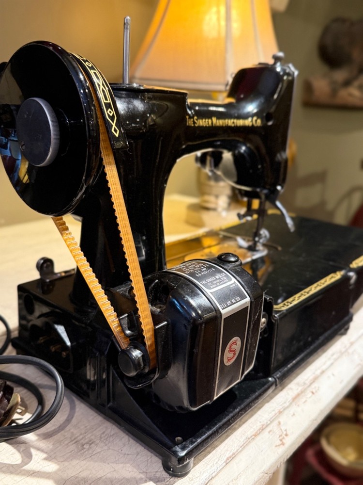 1957 Singer 222K Featherweight Sewing Machine – Excellent Condition