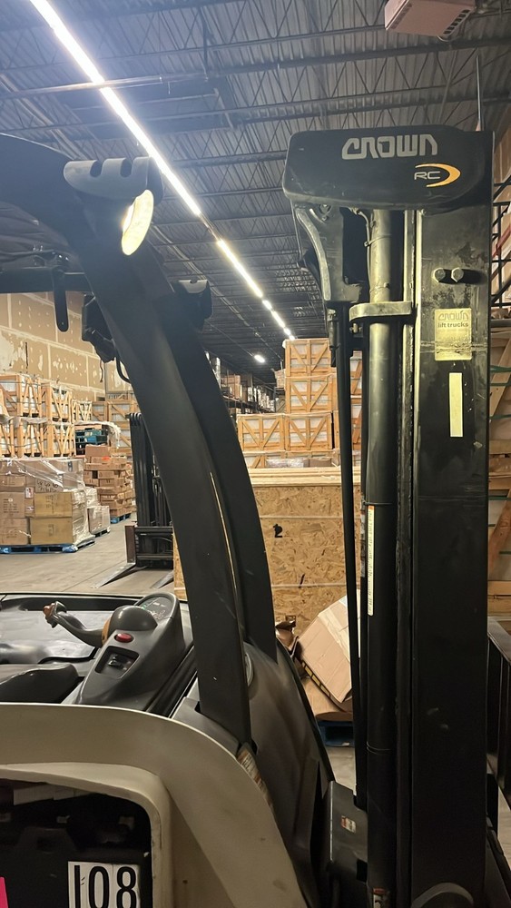 CROWN RC5520-30 STAND-UP FORKLIFT 18240.1 HRS