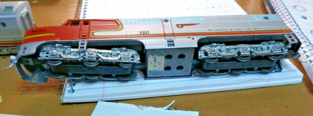 HO SCALE SANTA FE ENGINE with Kadee couplers lot #5