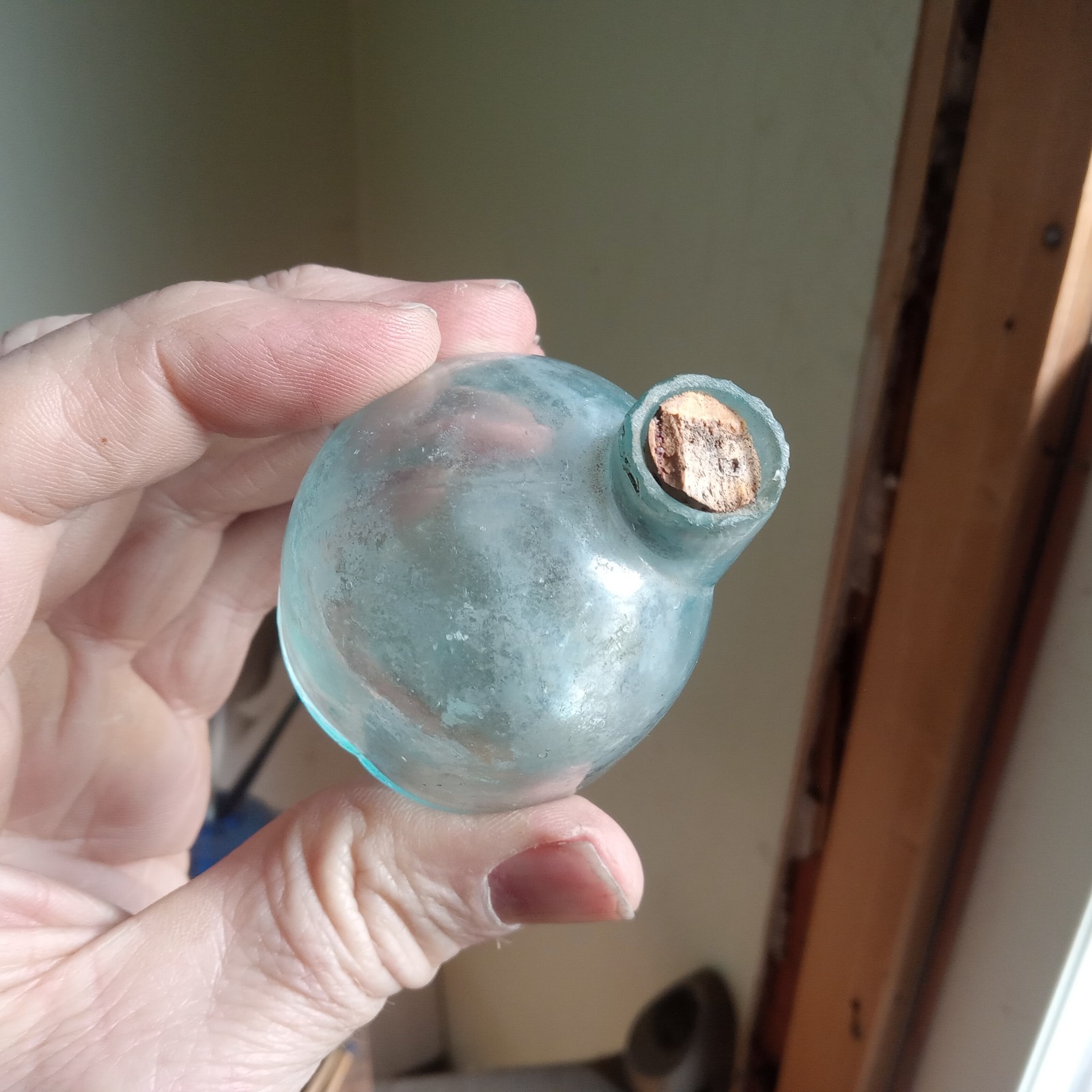1870s PLAIN IGLOO TURTLE INK BOTTLE WITH GROUND LIP (AS IS;CRACK IN BASE)