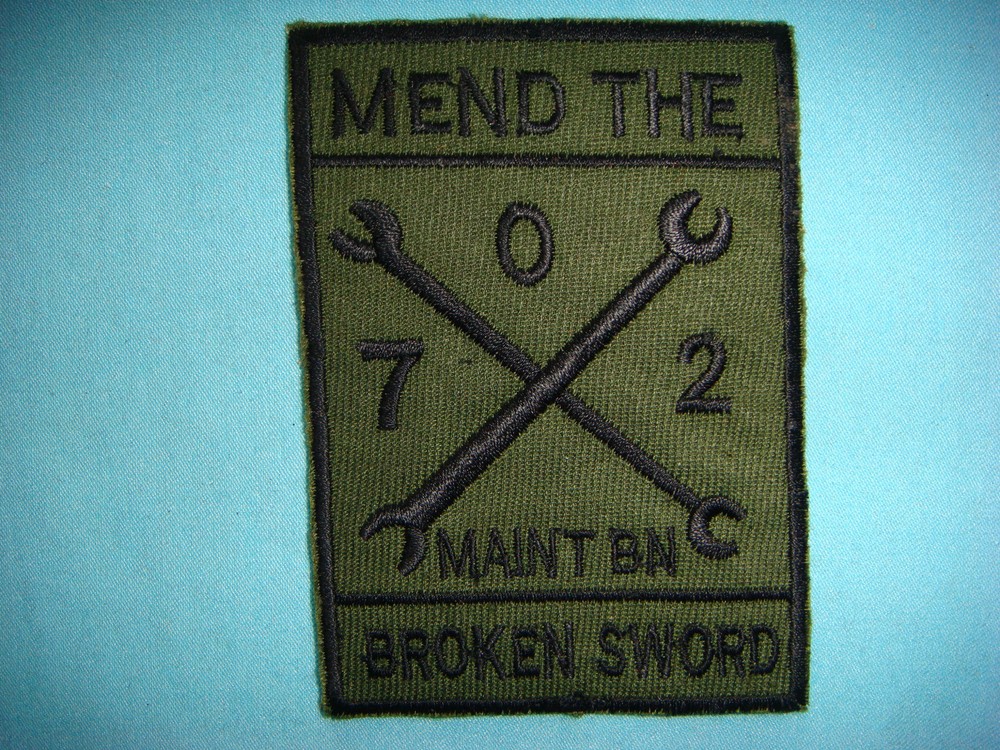 VIETNAM WAR SUBDUED PATCH, US 702nd MAINTENANCE N  MEND THE BROKEN SWORD