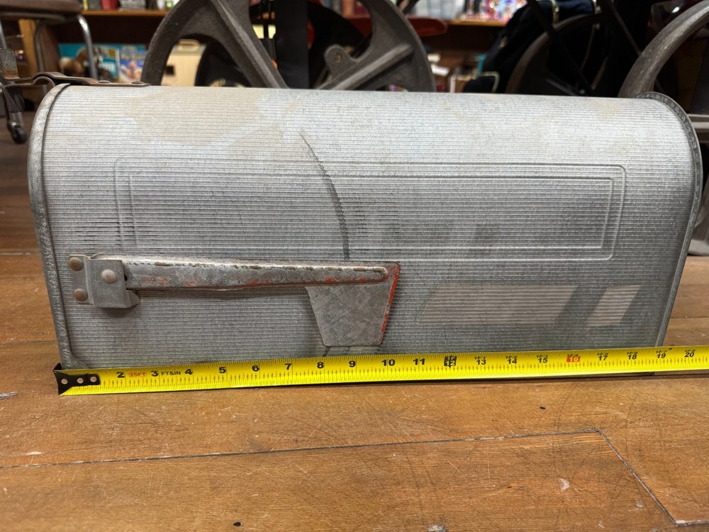 Vintage 1974 mailbox Jackes - Evans