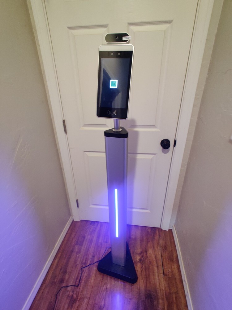 Face Recognition Dynamic Detection Temperature Scanner Kiosk Freestanding Base