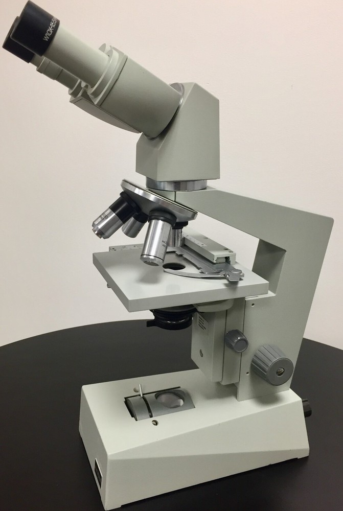 ZIESS ausJENA Microscope with 4 Objectives and light source