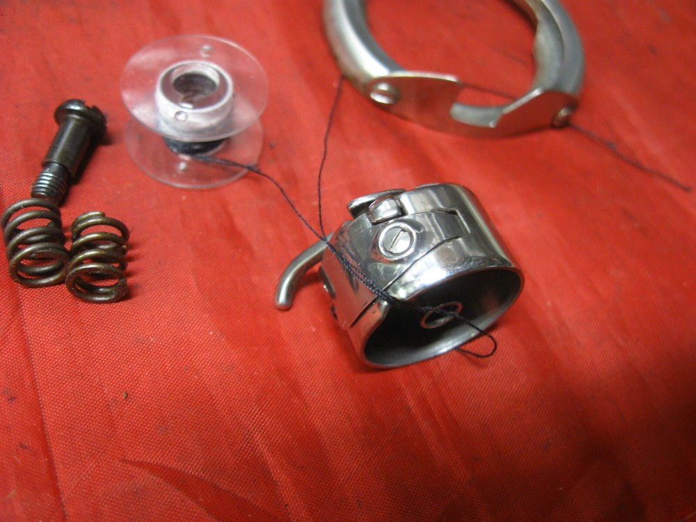 Singer 5123 Sewing Machine Bobbin Case Cap Race Hook VINTAGE