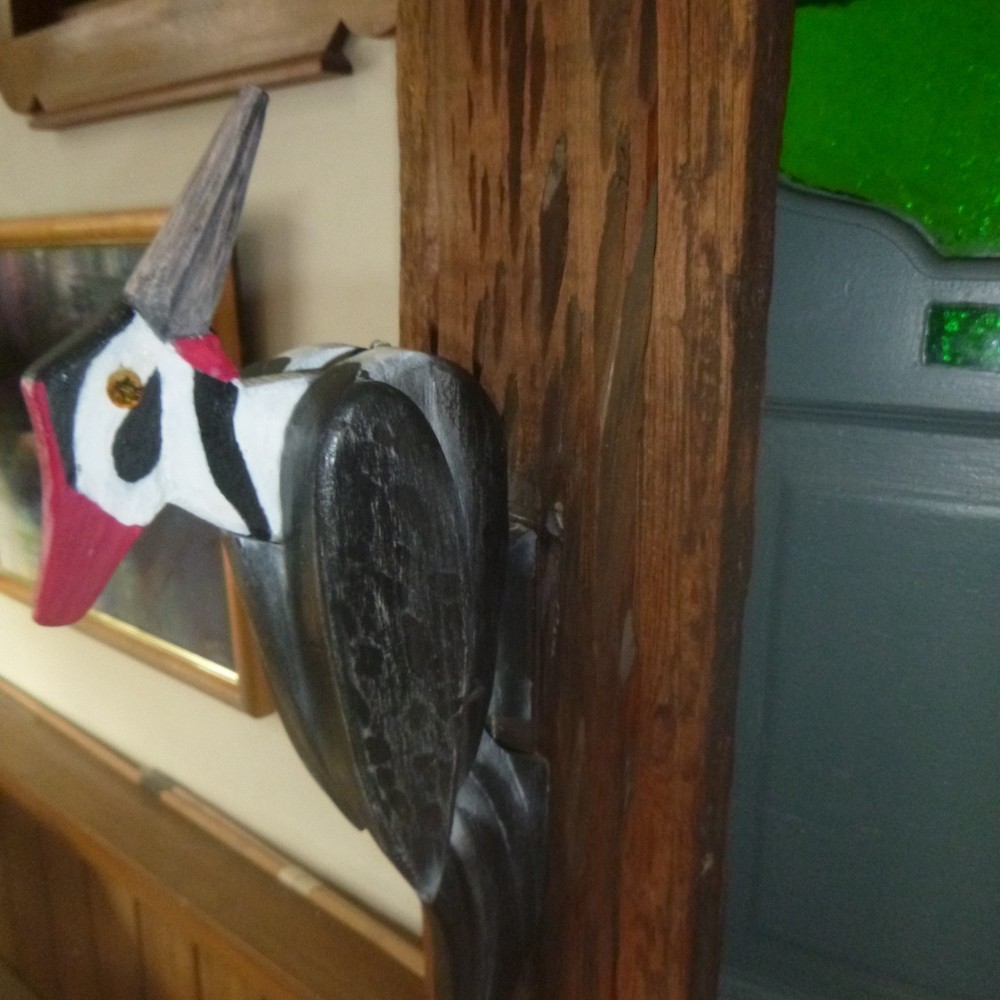 Woodpecker mechanical door knocker