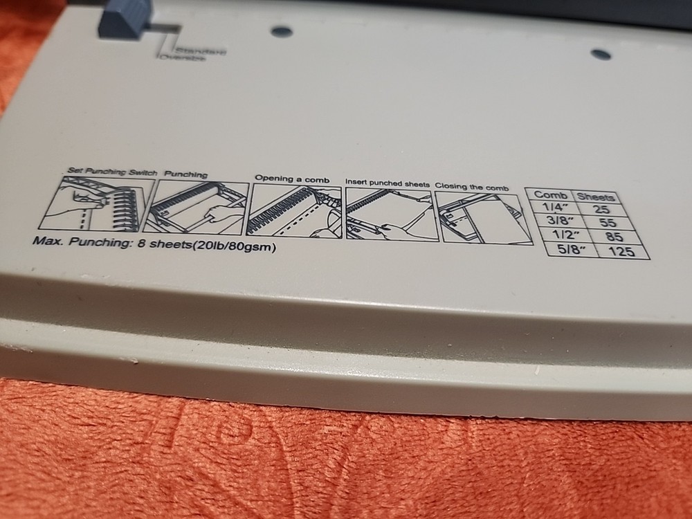 GBC Bindmate Binding Machine With Plastic Combs.