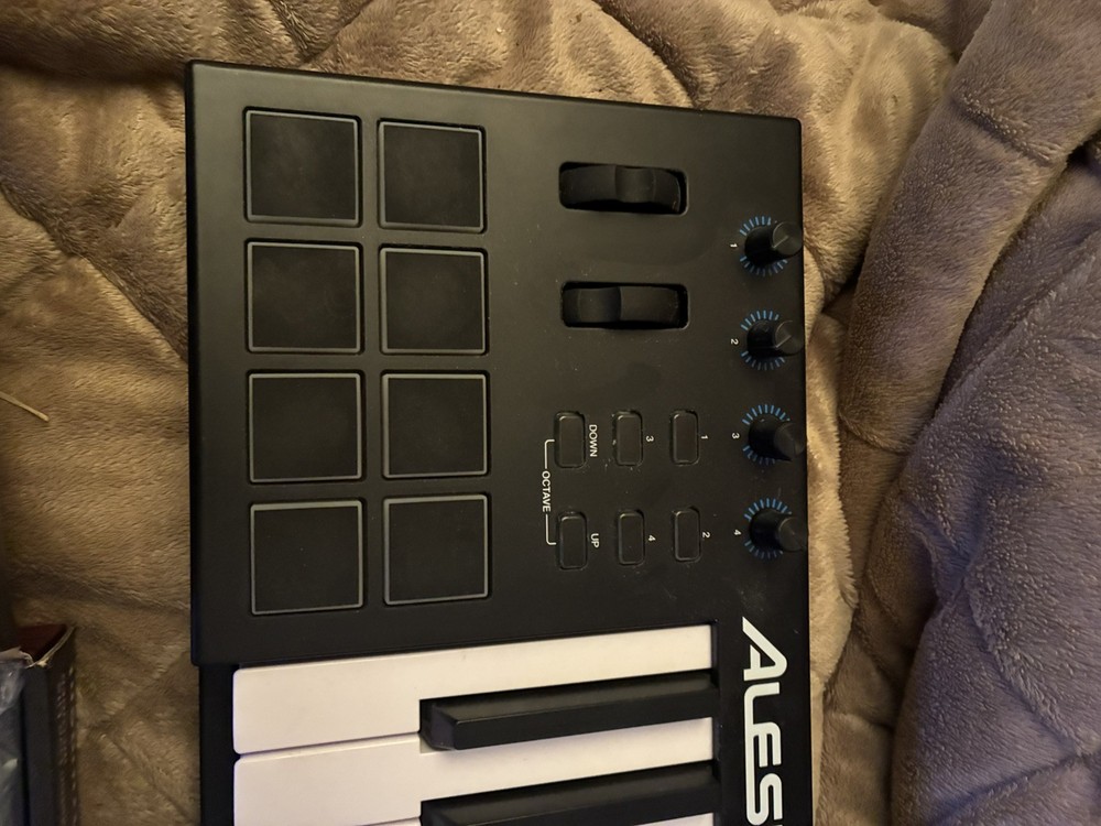 alesis v25 keyboard and launchpad mk2