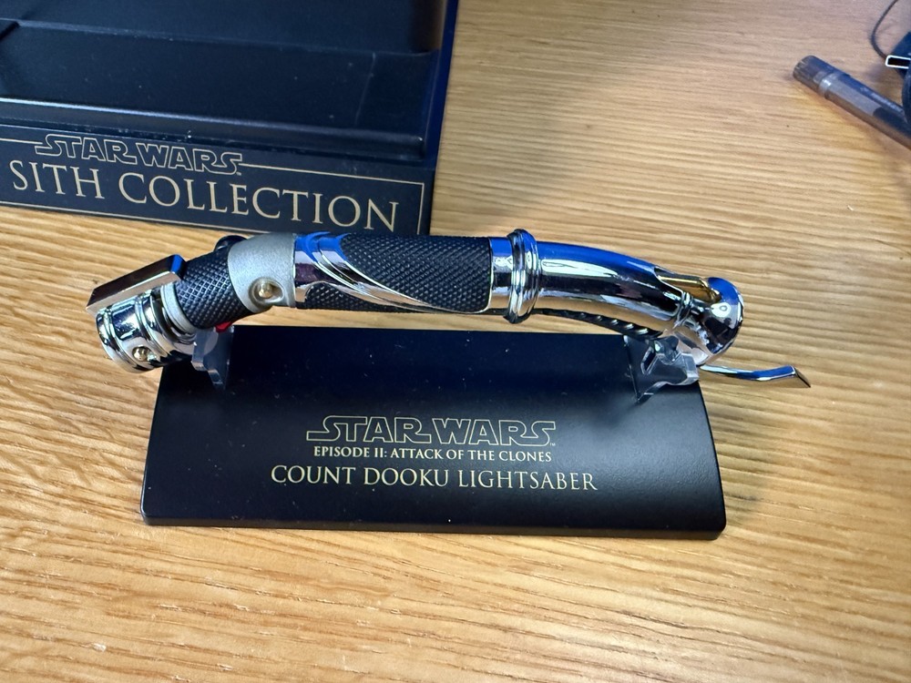Master Replicas 2004 Sith Collection .45 Scaled Lightsaber Collection wit Case