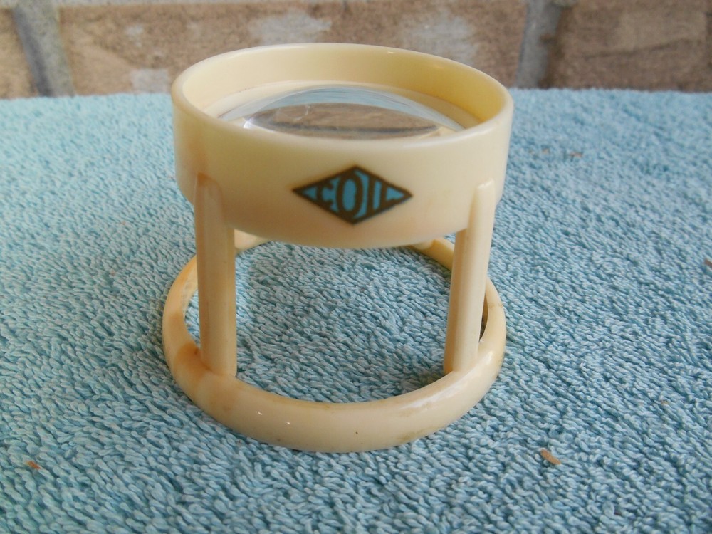 VINTAGE COIL FIXED PLASTA STAND READER MAGNIFIER