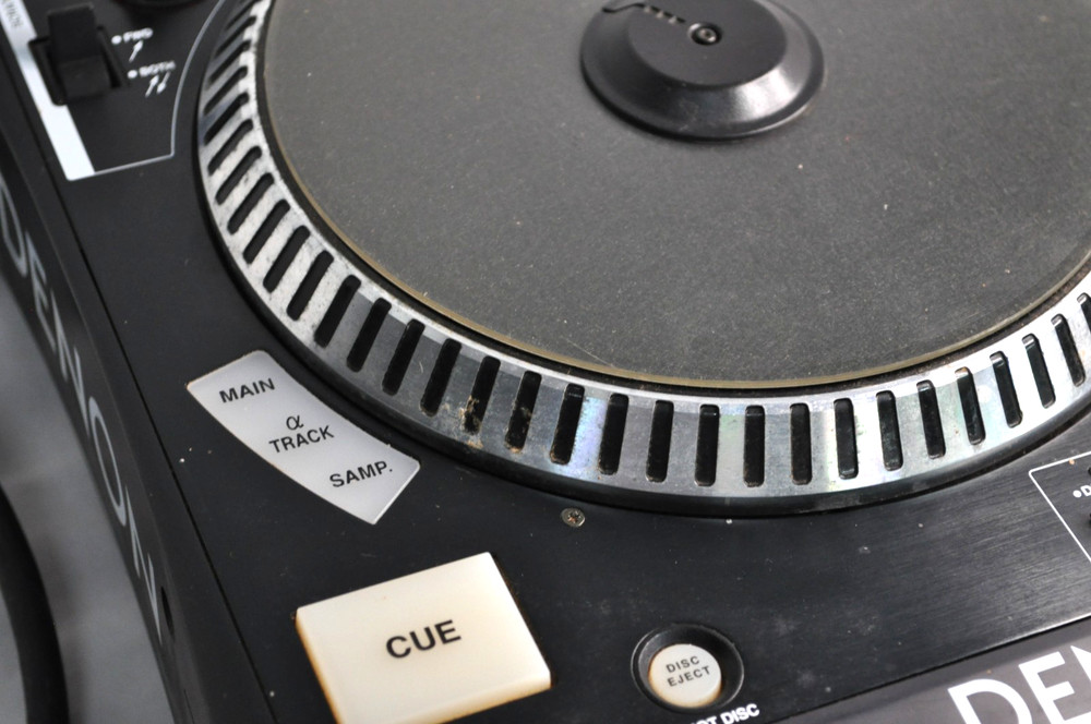 Denon DN-S5000 CD Turntable Deck- DJ Mixer. Powers On (Read)