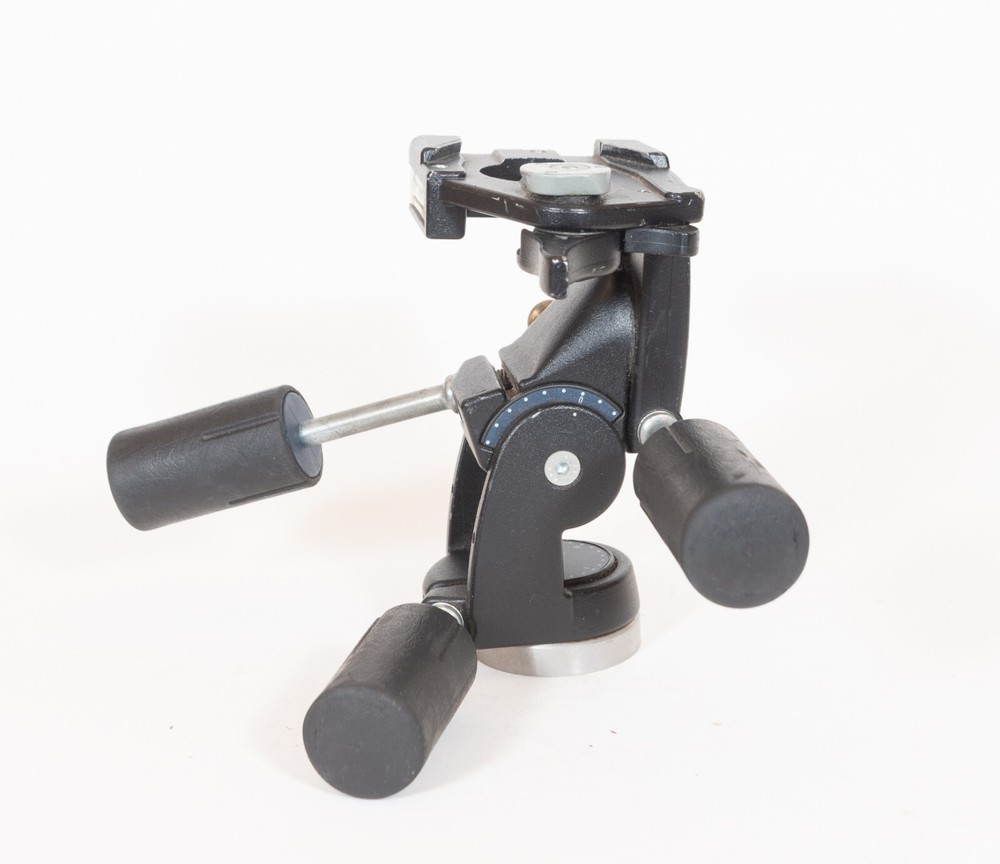 Manfrotto 3047 tripod head with 2 plates