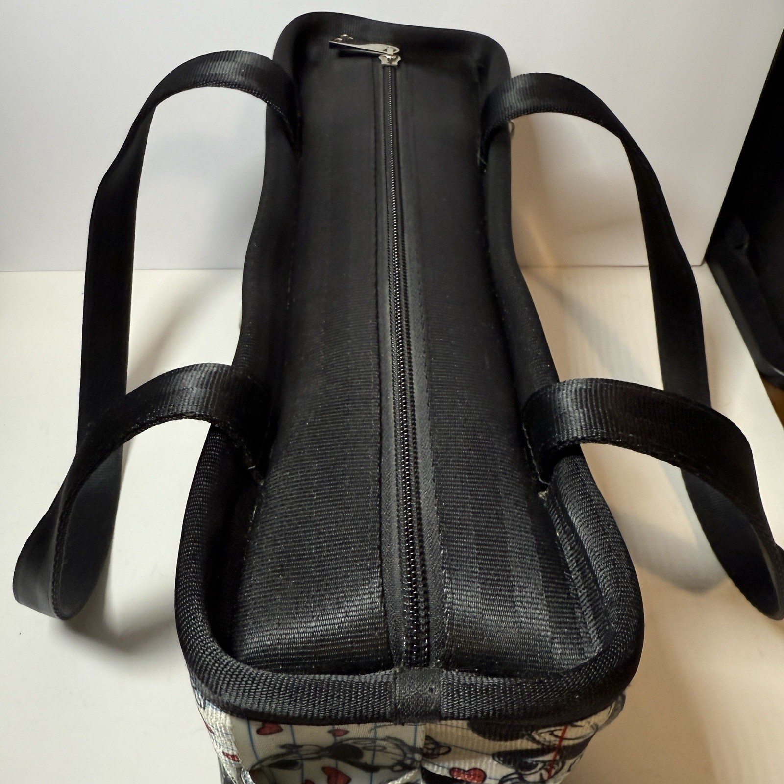 Harveys Disney Couture Minnie & Mickey Love Kiss Sketch Seatbelt Bag NWOT