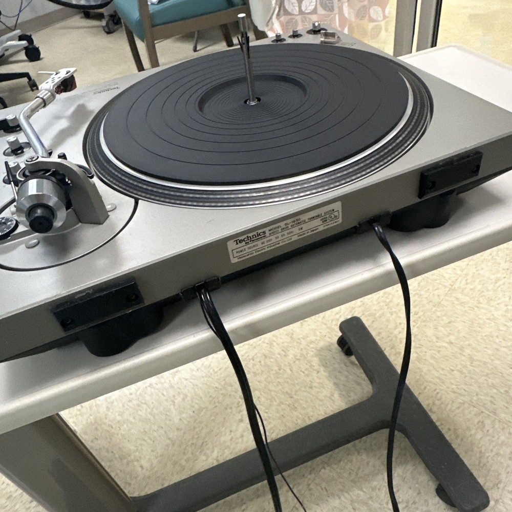 Vintage Technics SL-1650 Direct Drive Automatic Turntable Stacking Spindle READ