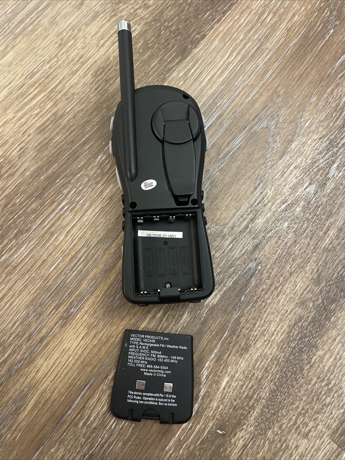 Weather Channel FM Alert Radio/Flashlight Hand Crank Rechargeable VEC438 TESTED