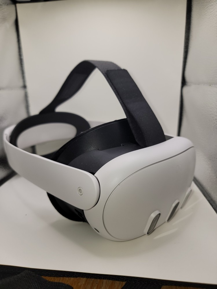 Meta Quest 3 VR Headset 128GB w/ Controllers & Pro Strap - Excellent