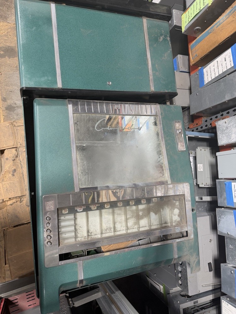 Calvend Commercial Snack Vending Machine Green Multiple Selection Buttons
