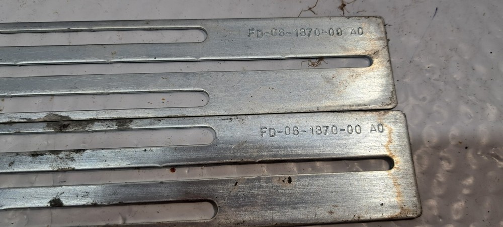 2 X mounting brackets FD-06-1370-00 USED