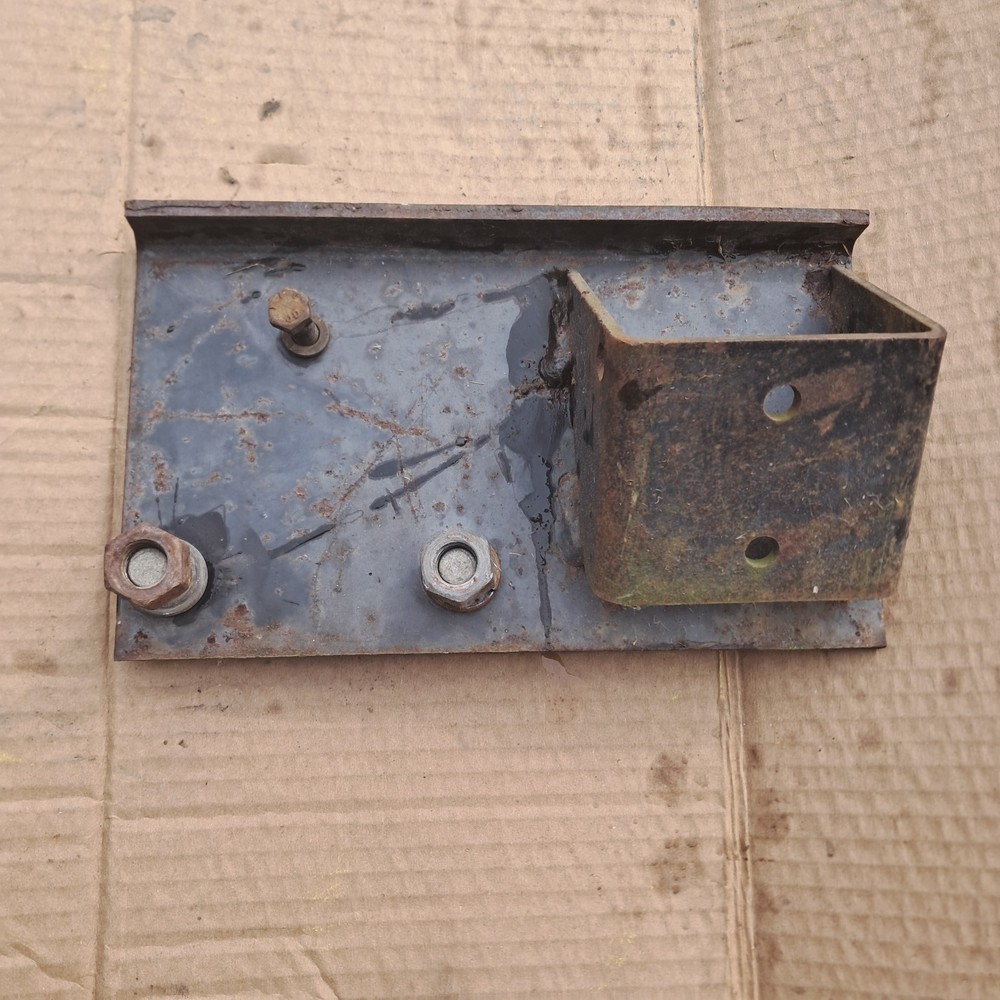 John Deere 110 112 210 212 214 216 - bagger post bracket