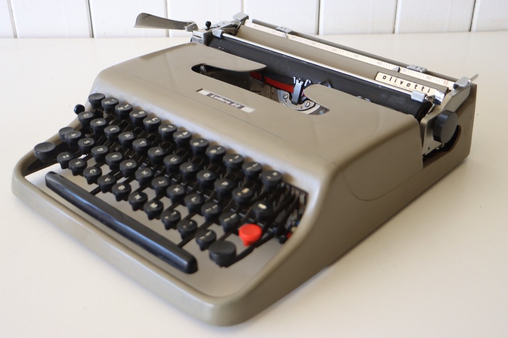 Excellent Condition - OLIVETTI Lettera 22 Portable Typewriter + Original Case