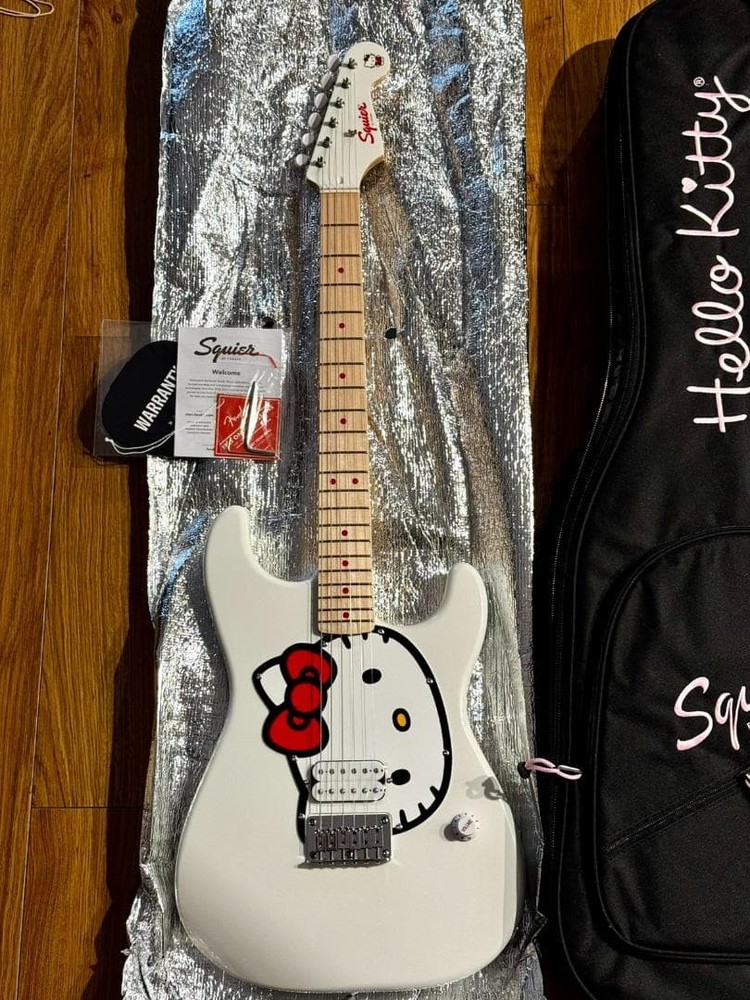 Hello Kitty Stratocaster Limited White