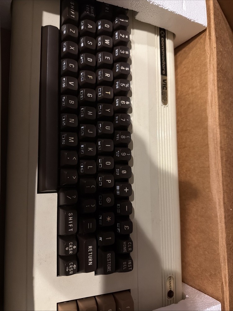 Commodore VIC-20 Computer In Box, Powercords, Manuals And Cassette Deck 👍
