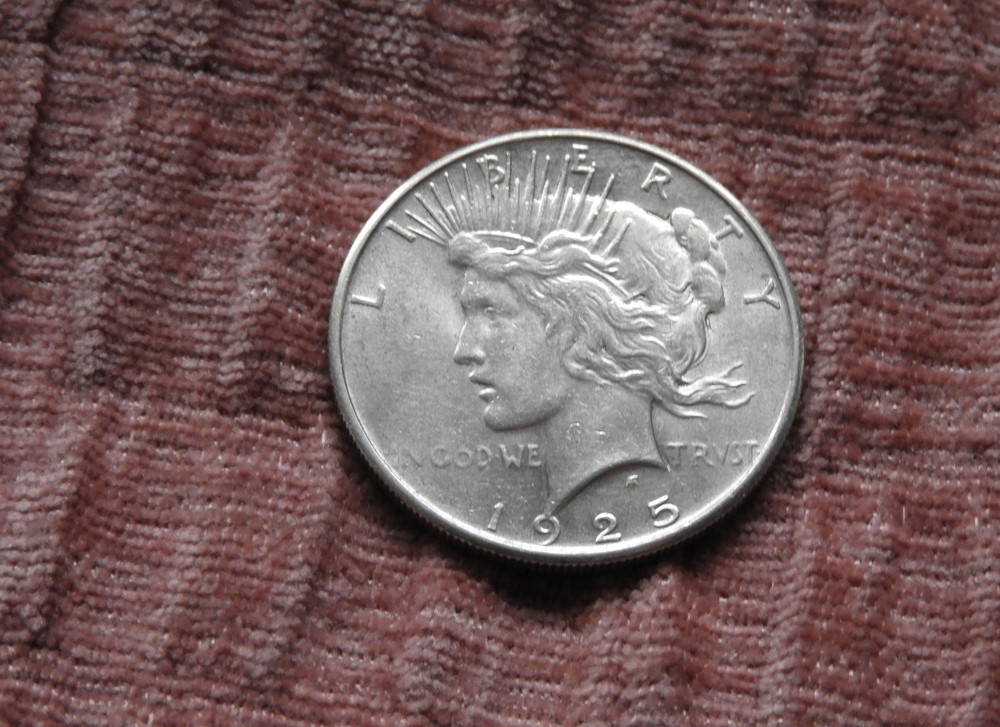 1925 SILVER PEACE DOLLAR - AU BU