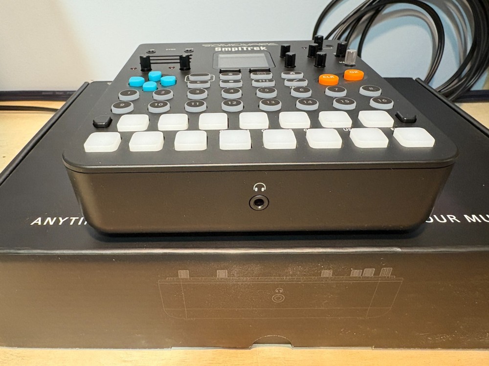 Sonicware SmplTrek Portable Production Sampler & Decksaver