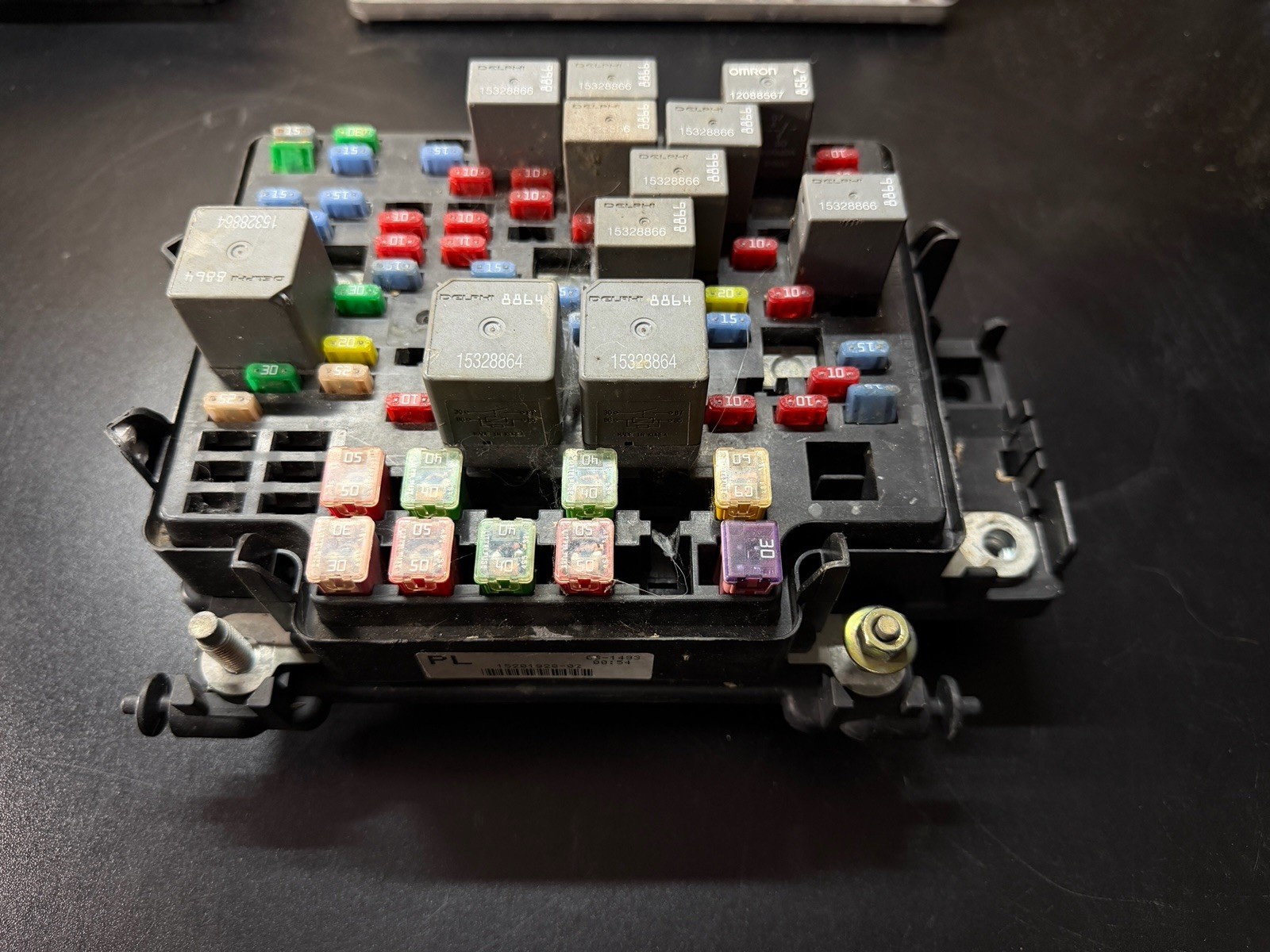 2003-2005 Chevrolet Silverado GMC 1500 4.8l 2wd Fuse Box 15201928-01