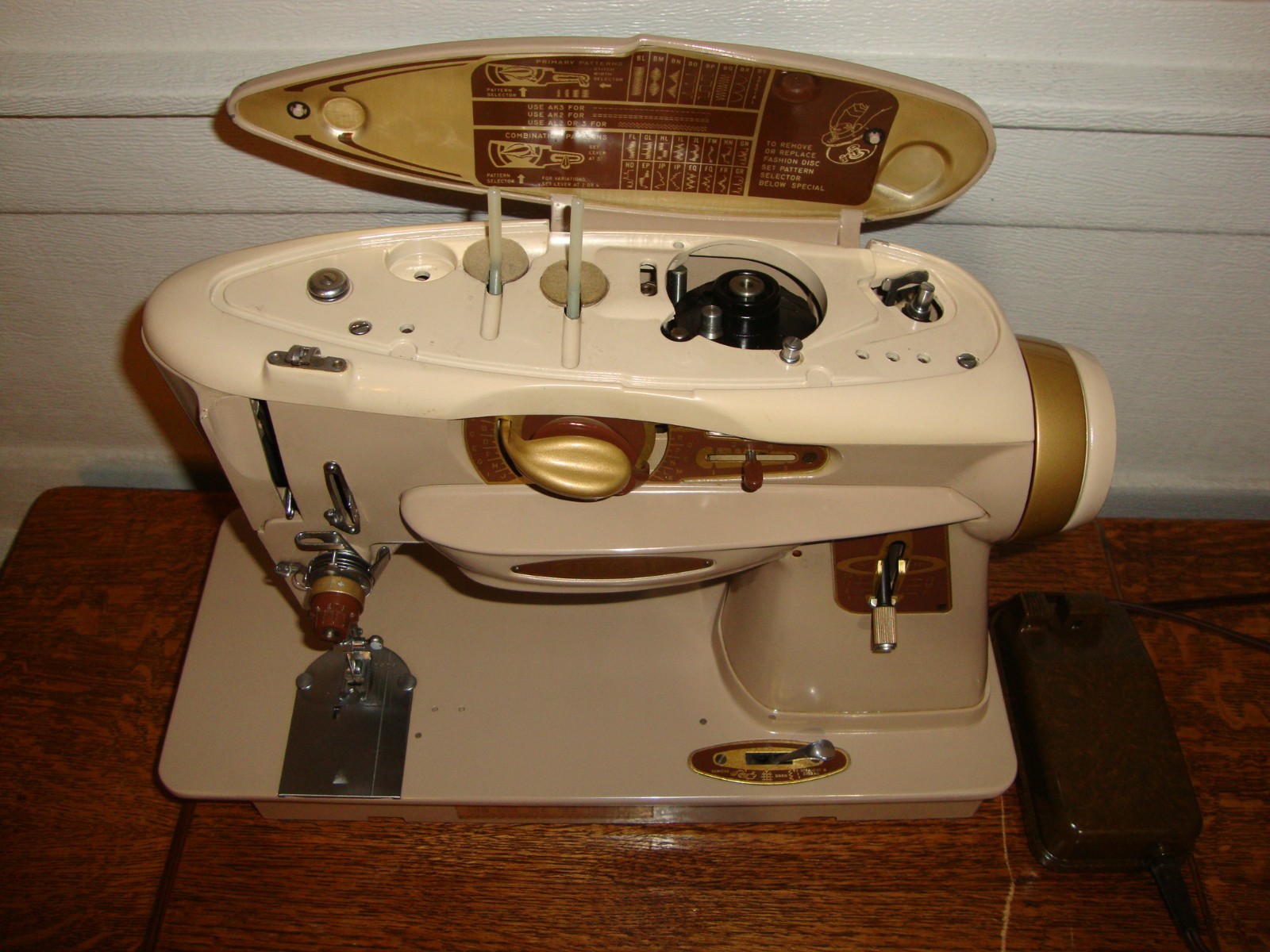 SINGER SEWING MACHINE MODEL 500A ROCKETEER , SERVICED