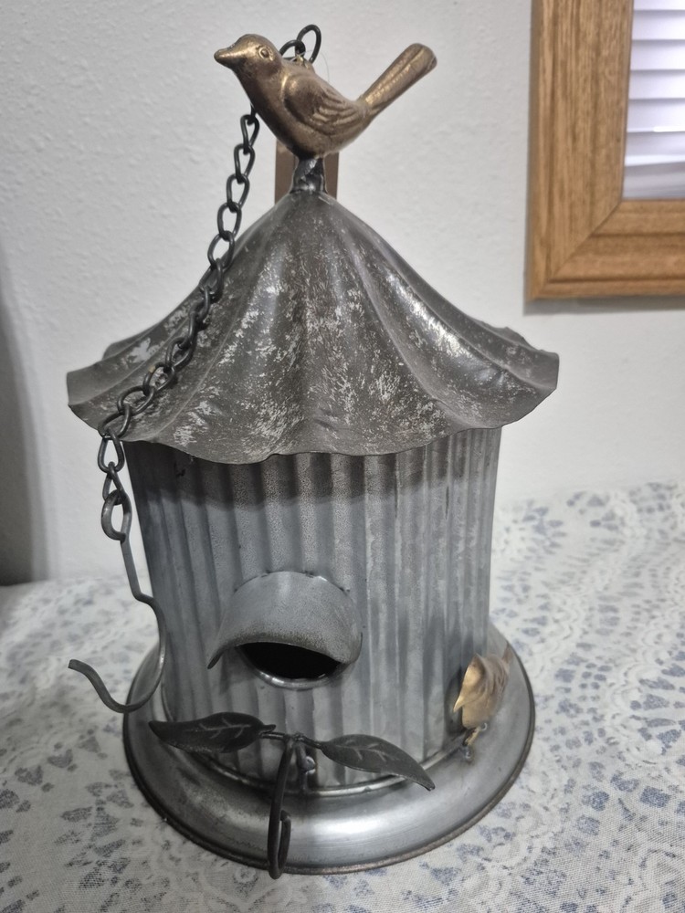 NEW METAL BIRD FEEDER