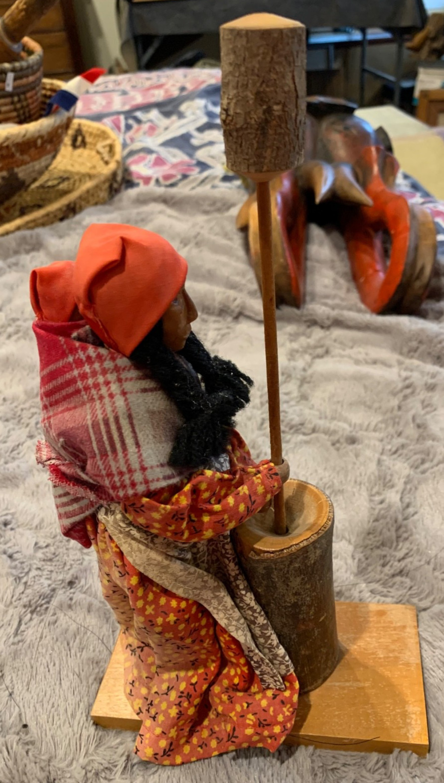 Berdina and Richard Crowe folk art Woman and baby mortar and pestle Cherokee