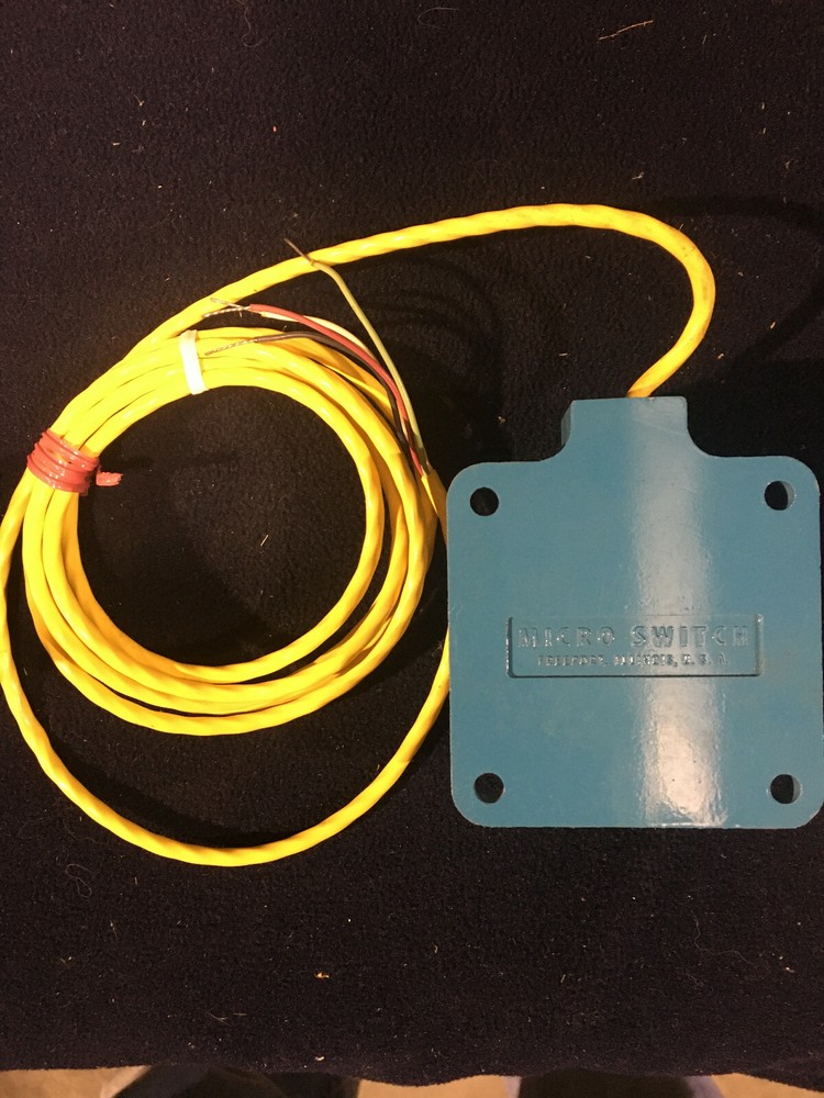 MICRO SWITCH FYDD32B2-2 PROXIMITY SWITCH NON-INCENDIVE (NEW-OLD STOCK)