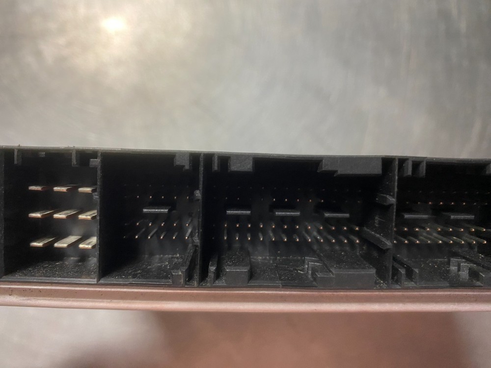 2003–2006 BMW 325i X3 DME Engine Control Module Unit ECU OEM 7561382