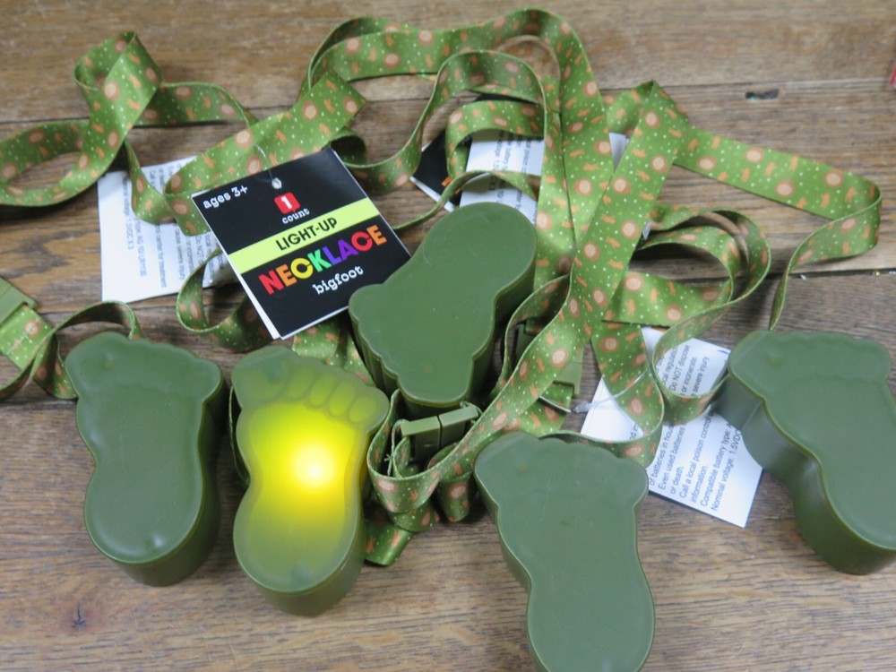 5 NEW Light-Up (3 DIFF LIGHT PATTERNS) Bigfoot Necklace Green KIDS CAMPING