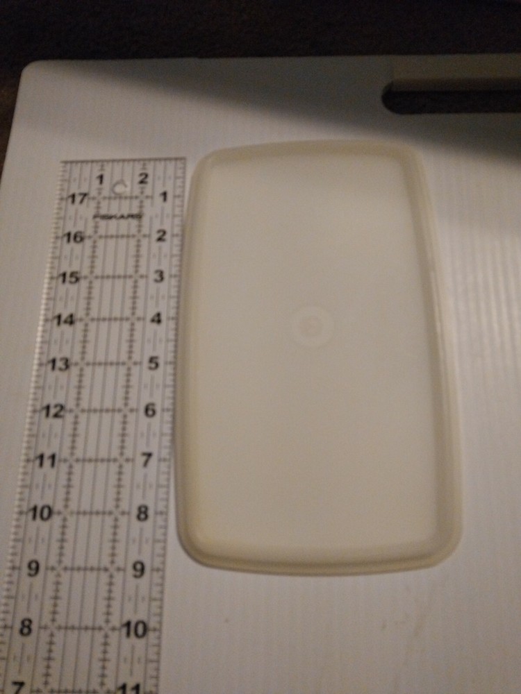 Tupperware Lid 817