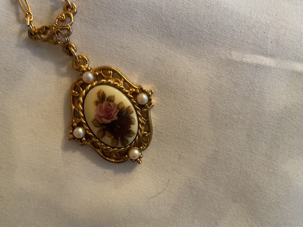 Vtg Gld - colored pendant necklace.