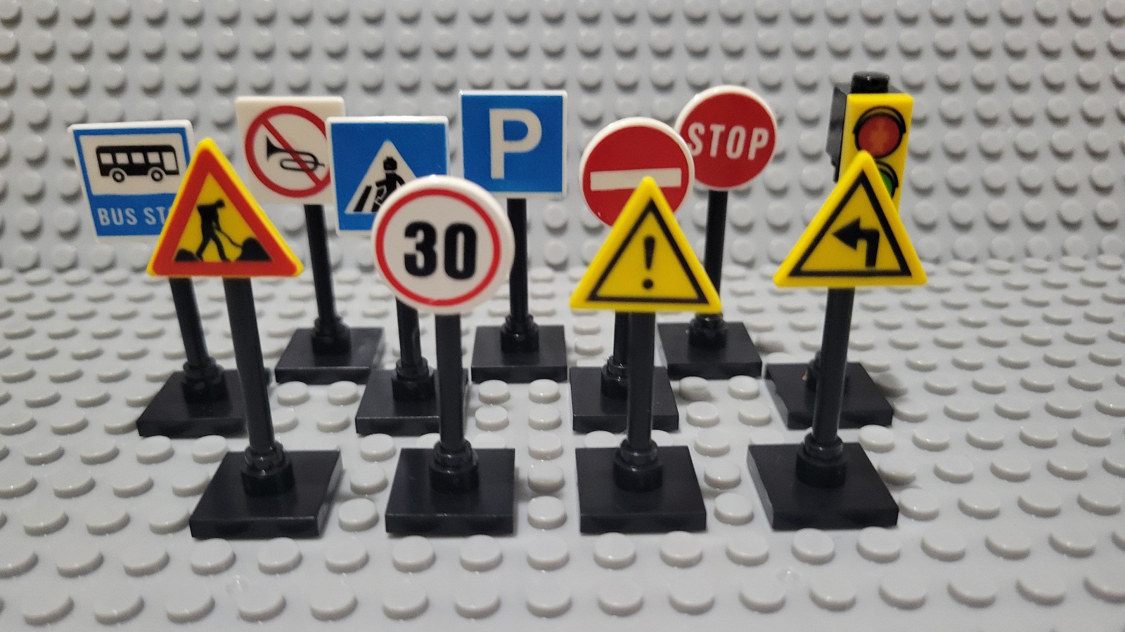 Road Accessories - Road Signs and Road Lamp Posts / Lights for Minifigure