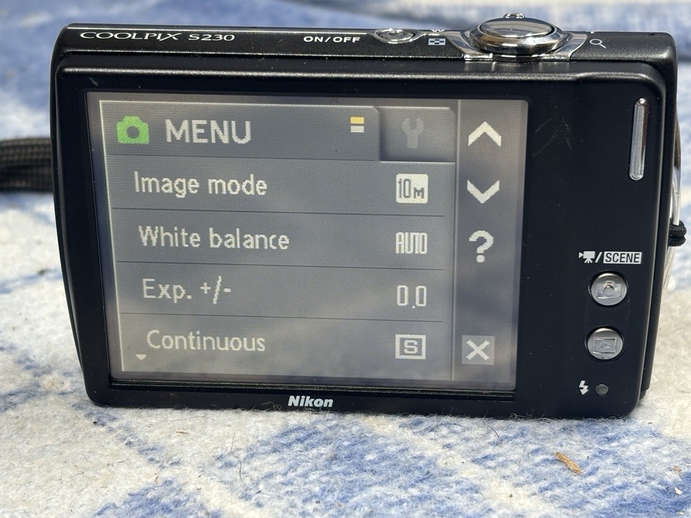 Nikon Coolpix S230 Digital Camera 10MP Touchscreen LCD